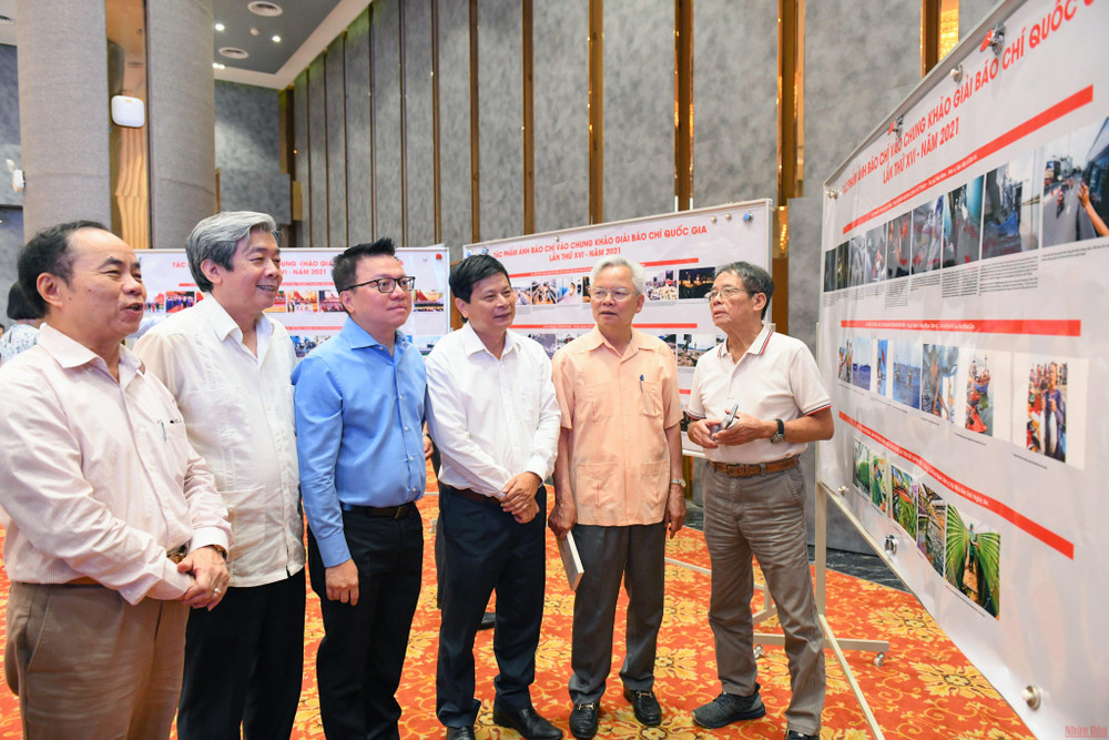 Các thành viên Hội đồng chung khảo Giải Báo chí quốc gia thẩm định các tác phẩm ảnh báo chí lọt vào Vòng chung khảo. (Ảnh: THÀNH ĐẠT) 152 tác phẩm báo chí vào chung khảo Giải Báo chí quốc gia lần thứ XVI -0