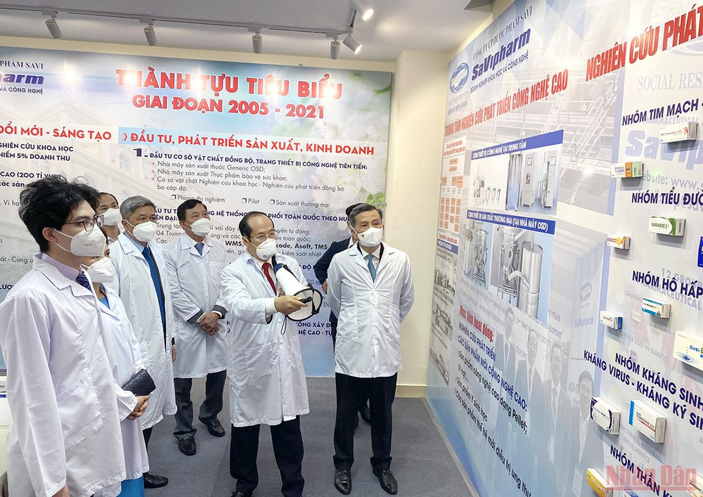 Thầy thuốc ưu tú, Dược sĩ Chuyên khoa II Trần Tựu - Chủ tịch HĐQT/ Tổng Giám đốc Công ty Savipharm (người cầm loa) giới thiệu các sản phẩm nghiên cứu phát triển của Công ty tại Trung tâm Nghiên cứu phát triển Công nghệ cao. (Ảnh: LÊ HƯƠNG) Savipharm khánh thành trung tâm nghiên cứu phát triển công nghệ cao gần 200 tỷ đồng -0