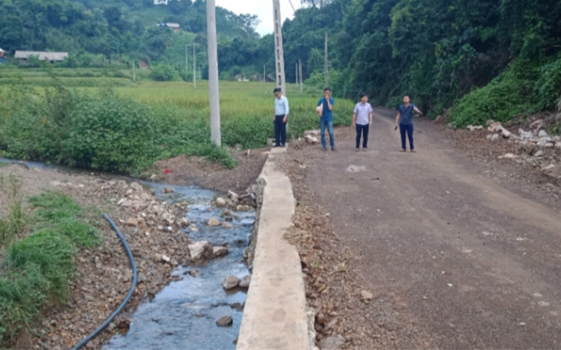 Trước đây, đồng bào dân tộc H'Mông khu vực Thâm Tâm lội suối ra trung tâm xóm, nay suối được kè xây dựng đường bê-tông. Thái Nguyên mở đường lên xóm, bản vùng cao -0
