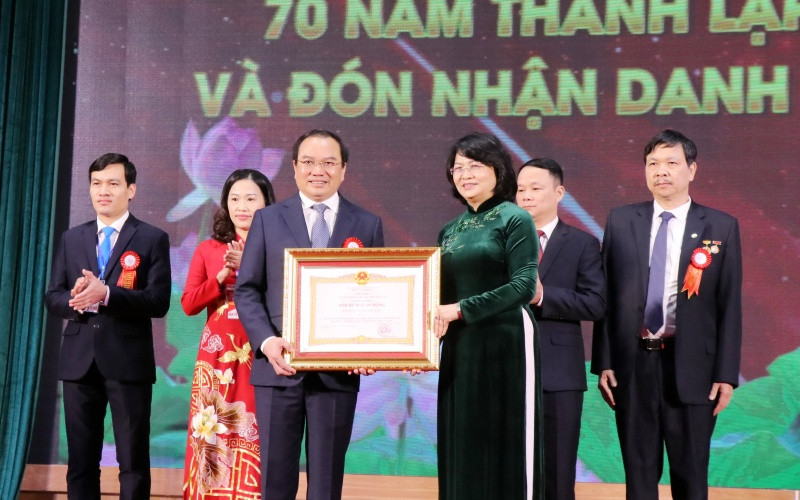 Phó Chủ tịch nước Đặng Thị Ngọc Thịnh trao danh hiệu cao quý cho Bệnh viện Trung ương Thái Nguyên. 2_1_1-1610010049126.jpg