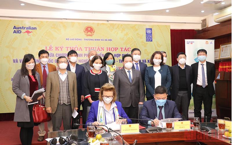 Toàn cảnh Lễ ký kết thỏa thuận hợp tác trong lĩnh vực giảm nghèo.