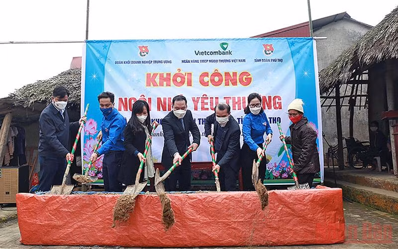 Đại diện lãnh đạo Khối Doanh nghiệp Trung ương và các đơn vị liên quan động thổ xây dựng 1 trong 32 “Ngôi nhà yêu thương”.