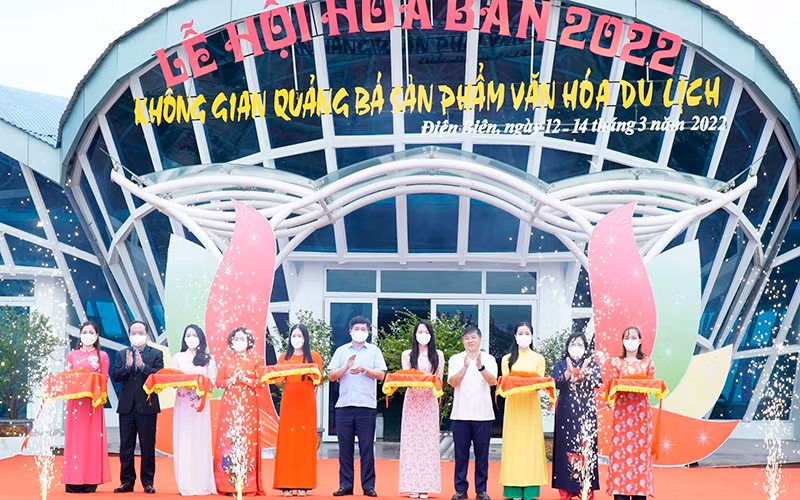 Ban tổ chức cắt băng khai mạc Hoạt động trưng bày, giới thiệu, quảng bá sản phẩm văn hóa, du lịch.