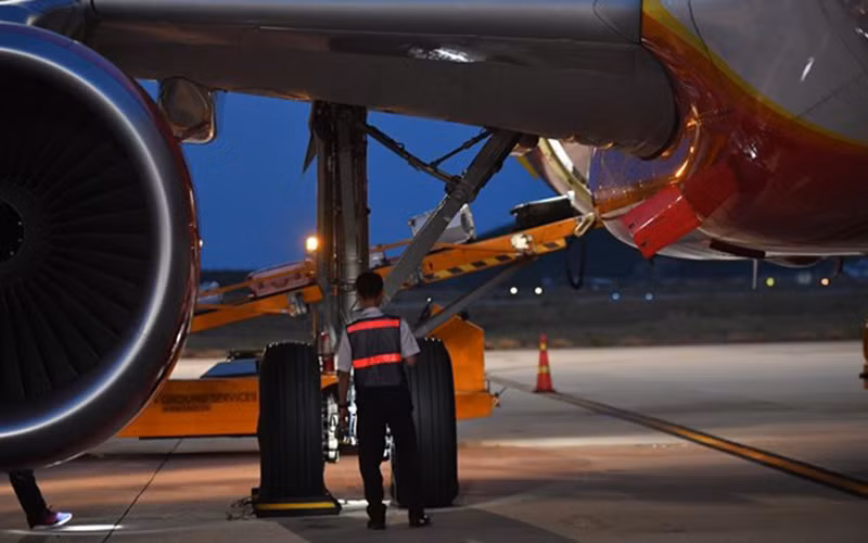 Tàu bay VN-A544 và VN-A636 tạm thời dừng bay để đánh giá kỹ thuật. (Ảnh: CTV/Vietnam+)