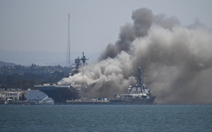Hàng trăm người dập đám cháy trên tàu chiến USS Bonhomme Richard -2
