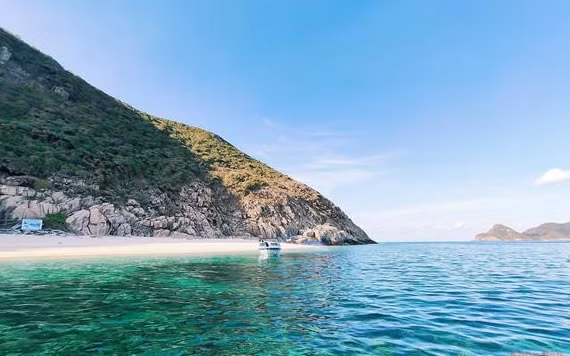 Côn Đảo hay còn có tên gọi khác là Côn Lôn, Côn Sơn, là huyện đảo thuộc tỉnh Bà Rịa – Vũng Tàu. Cách thành phố Hồ Chí Minh khoảng 1 giờ bay, Côn Đảo có diện tích khoảng 76km2 gồm 16 hòn đảo lớn nhỏ với dân số chỉ có khoảng 6.000 người. 