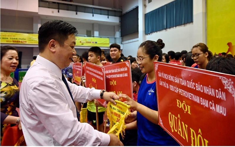 Phó Tổng Biên tập Quế Đình Nguyên trao cờ và kỷ niệm chương cho các đoàn. Khai mạc Giải vô địch bóng bàn toàn quốc Báo Nhân Dân lần thứ 38 năm 2020 -1
