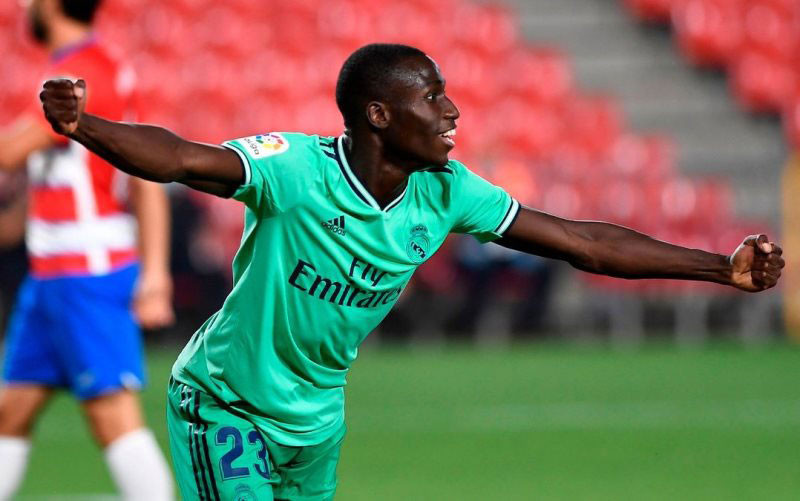 Mendy ăn mừng bàn thắng mở tỷ số cho Real ngay phút thứ 10. (Ảnh: Real Madrid) Thắng trận thứ 9 liên tiếp, Real chạm một tay vào cúp bạc La Liga -0