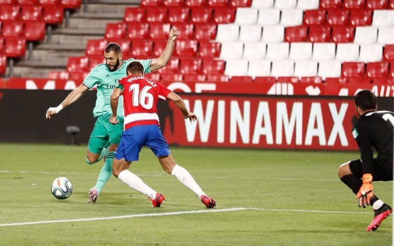 Benzema dứt điểm quyết đoán, nâng tỷ số lên 2-0. (Ảnh: Real Madrid) Thắng trận thứ 9 liên tiếp, Real chạm một tay vào cúp bạc La Liga -0