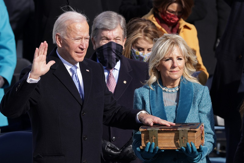 Sau "Phó tướng" Harris, ông Biden tuyên thệ nhậm chức trước Chánh án Tòa án Tối cao John Roberts. Ông đặt bàn tay trái lên cuốn Kinh Thánh do phu nhân Jill Biden giữ. Cuốn Kinh Thánh này đã gắn bó với gia đình ông từ năm 1893 và được ông dùng trong lễ tuyên thệ nhậm chức Phó Tổng thống Mỹ vào năm 2009 và 2013. (Ảnh: CNN) Ảnh -0