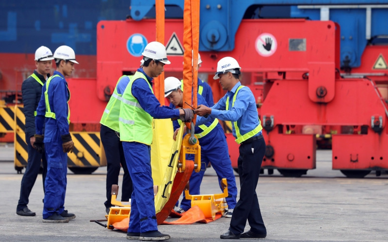 Hàng trăm công nhân cùng các phương tiện tham gia vận chuyển, đưa từng toa tàu rời khoang tàu biển lên bờ. 5_5093-1603006302550.jpg