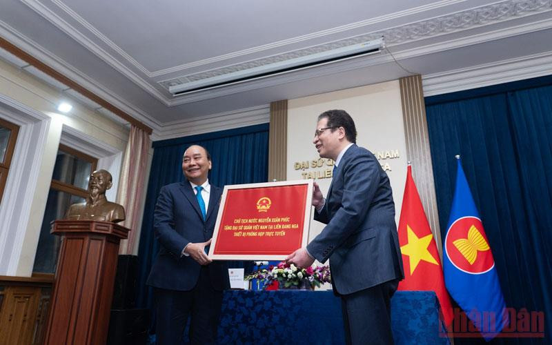 Chủ tịch nước Nguyễn Xuân Phúc tặng quà Đại sứ quán Việt Nam tại Liên bang Nga. (Ảnh: THANH THỂ) Chủ tịch nước gặp mặt cán bộ, nhân viên Đại sứ quán Việt Nam tại Liên bang Nga -0