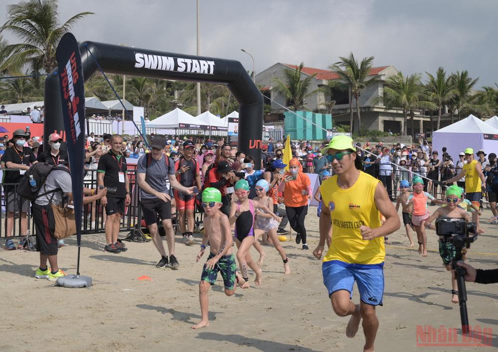 Các vận động viên nhí tranh tài tại nội dung IRONKIDS Việt Nam ngày 7/5. IRONMAN 70.3 Việt Nam quy tụ hơn 2.500 tranh tài -0