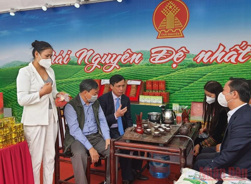 Các đại biểu tham quan và thưởng thức trà tại gian hàng chè Thái Nguyên. (Ảnh: THANH TRÀ) Khai mạc phiên chợ nông đặc sản vùng miền tại Hà Nội -0