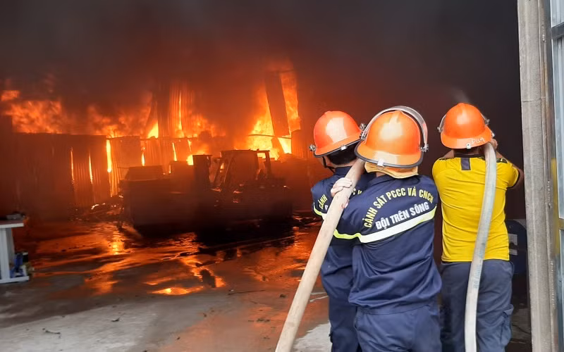 Lực lượng PCCC nỗ lực dập đám cháy.