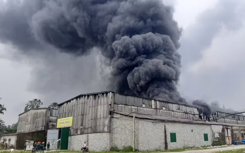 Cháy lớn tại kho chứa hàng ở thành phố Vinh (Nghệ An) -0