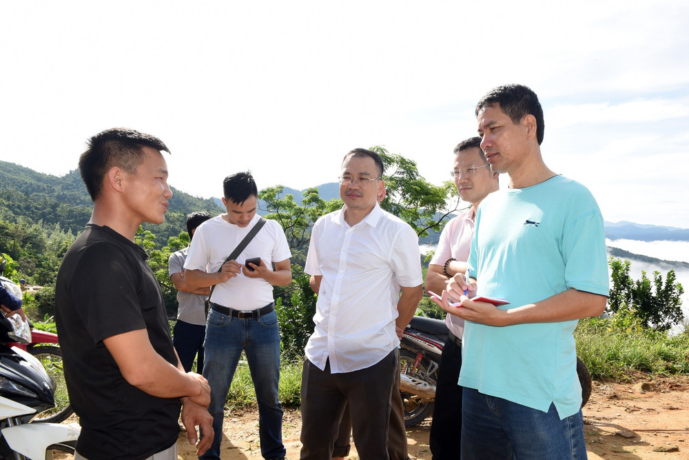 Nhà báo Thành Châu (ngoài cùng bên phải) phỏng vấn gương người Mông làm ăn giỏi ở bản Chang Lơng trên độ cao 1.500 mét so với mực nước biển. Những câu chuyện nghề của Phóng viên thường trú -0