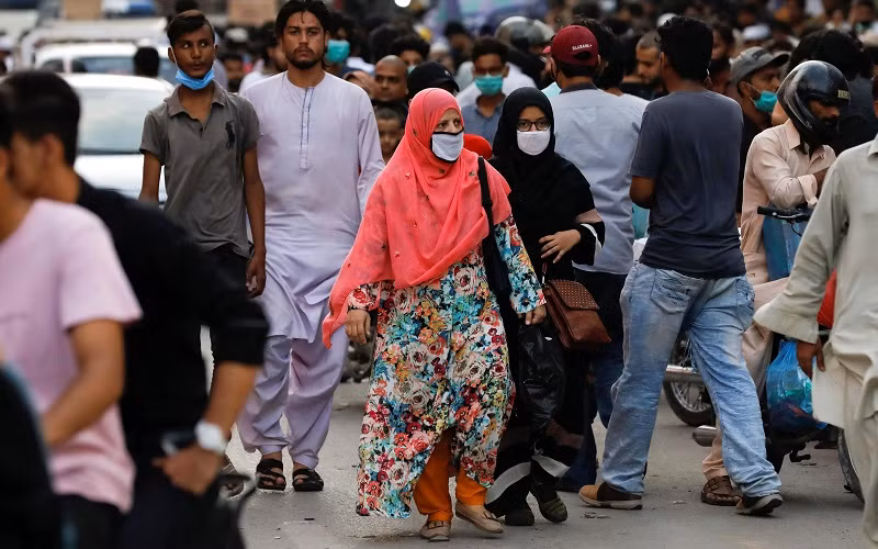 Người dân đeo khẩu trang trên đường phố Karachi, Pakistan. (Ảnh: REUTERS)