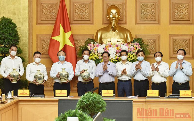 Thủ tướng Phạm Minh Chính tặng quà lưu niệm cho đại diện Hội Nhà báo Việt Nam và các cơ quan báo chí. Báo chí Cách mạng Việt Nam đã góp phần quan trọng để đất nước có được cơ đồ, tiềm lực, vị thế và uy tín như ngày nay -0