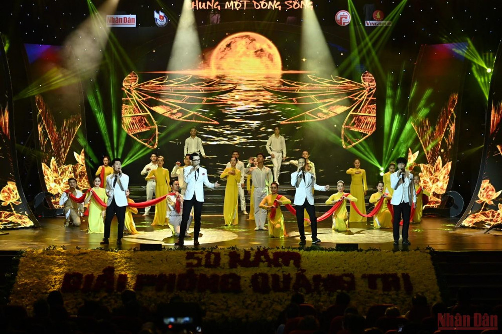 (Ảnh: ĐĂNG KHOA) 21 giờ 3 phút: Vang bản “Tình ca” trên dòng sông Bến Hải -0