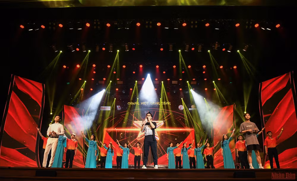 Những khâu cuối cùng cho sự kiện đặc biệt đã cơ bản hoàn tất. (Ảnh: THÀNH ĐẠT)