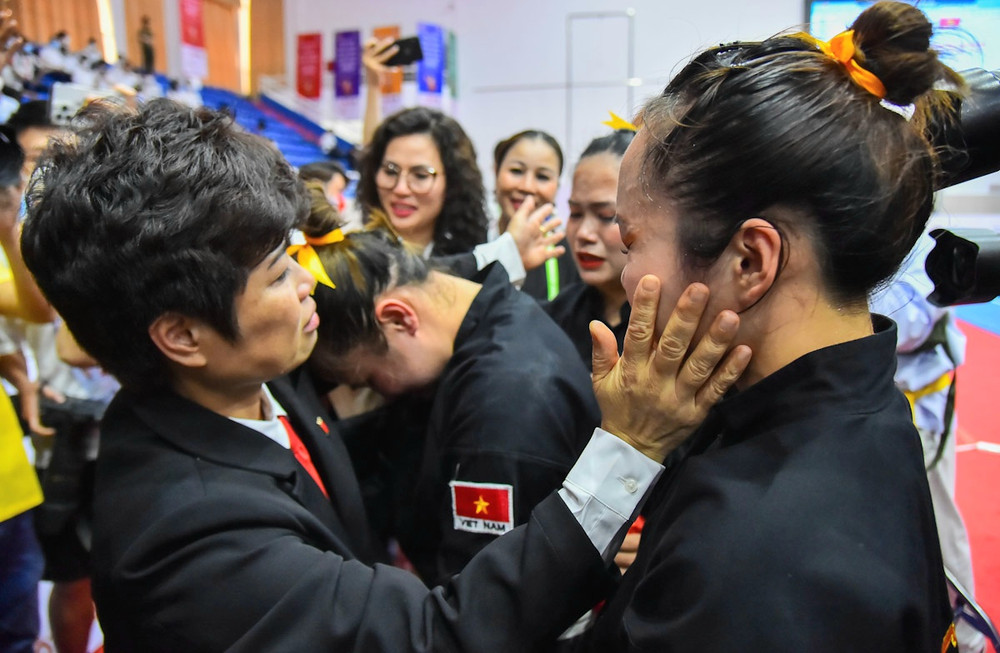 Giây phút xúc động của Nguyễn Thị Thu Hà, Nguyễn Thị Huyền và Vương Thị Bình sau khi giành được tấm huy chuơng Vàng. Bài biểu diễn mang về tấm huy chương Vàng đầu tiên cho Pencak Silat Việt Nam tại SEA Games 31 -5