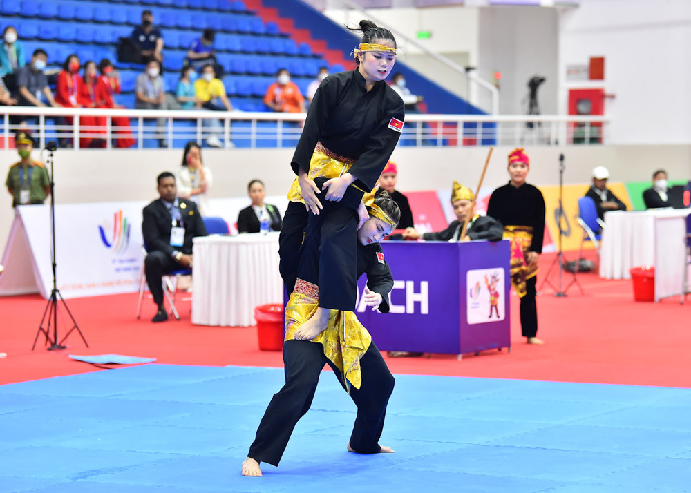 Tuy nhiên, 2 võ sĩ của Việt Nam không thể làm nên bất ngờ trước cặp đôi đến từ Indonesia. Bài biểu diễn mang về tấm huy chương Vàng đầu tiên cho Pencak Silat Việt Nam tại SEA Games 31 -4