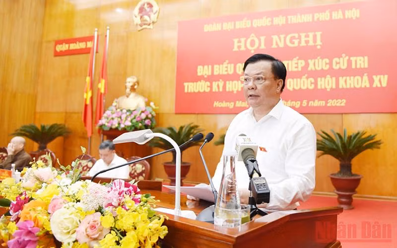 Đồng chí Đinh Tiến Dũng phát biểu tại buổi tiếp xúc cử tri sáng 11/5.