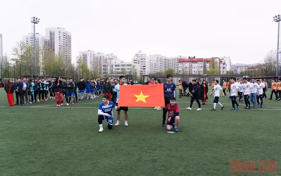  6 đội bóng tham gia Giải bóng đá người Việt cúp Sadovod 2022. 