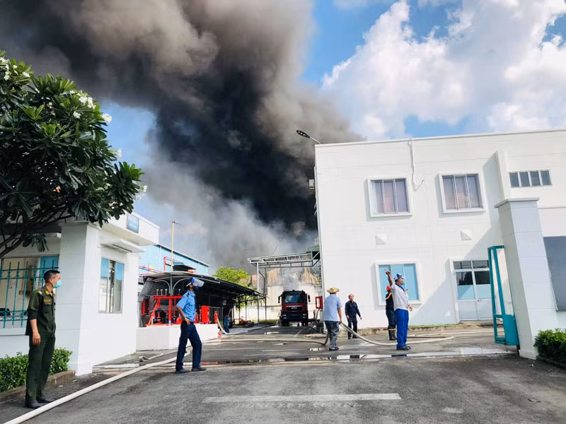 Cháy lớn tại công ty hóa chất ở khu công nghiệp Long Bình -0