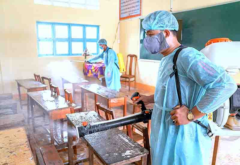 Trường THCS Nguyễn Việt Khái, huyện Phú Tân vệ sinh, sát khuẩn trường lớp chuẩn bị năm học mới. Năm học đặc biệt nơi cực nam Tổ quốc -0