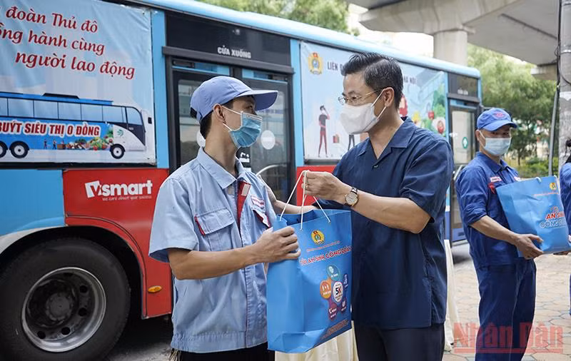 "Túi an sinh công đoàn" chứa đựng tình cảm, sự quan tâm, chăm lo kịp thời của tổ chức Công đoàn Thủ đô tới người lao động. 