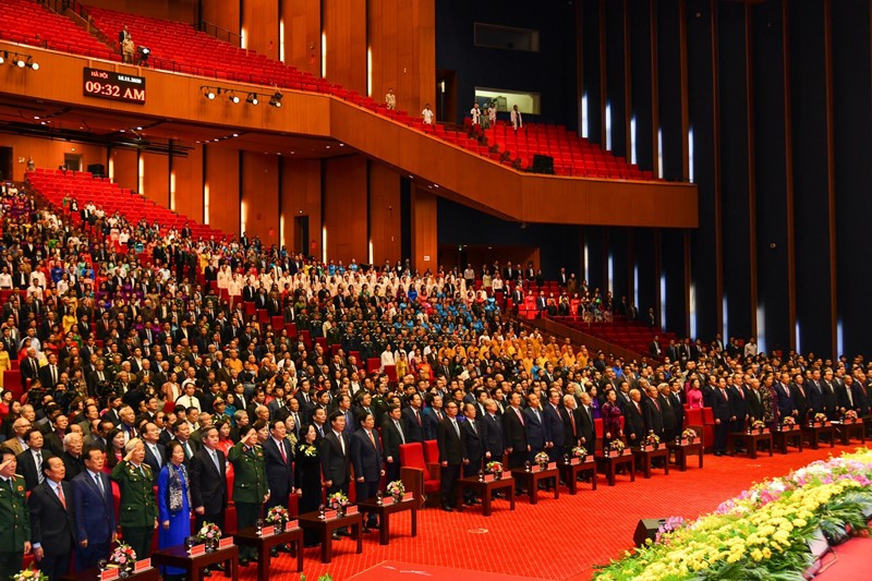 Các đồng chí lãnh đạo, nguyên lãnh đạo Đảng, Nhà nước thực hiện nghi lễ chào cờ. Kỷ niệm 90 năm thành lập Mặt trận Dân tộc thống nhất Việt Nam -0