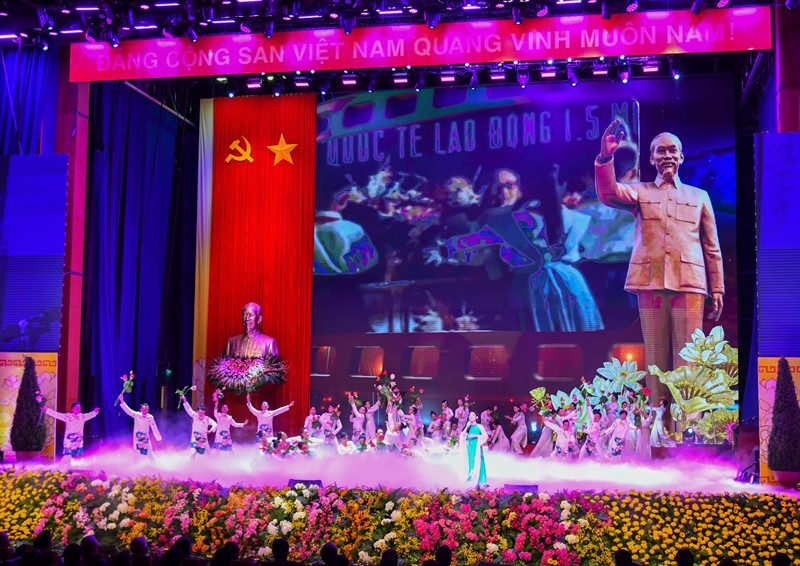 Chương trình nghệ thuật đặc biệt tại lễ kỷ niệm. Kỷ niệm 90 năm thành lập Mặt trận Dân tộc thống nhất Việt Nam -0
