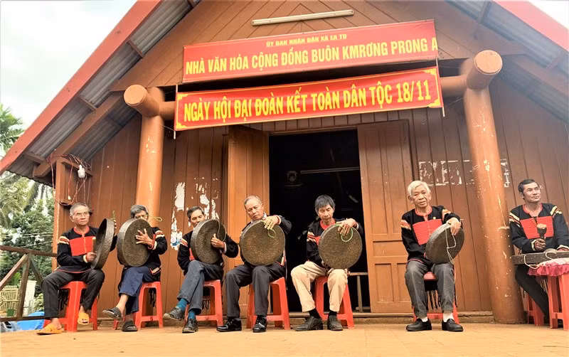 Buôn làng vui Ngày hội lớn -0