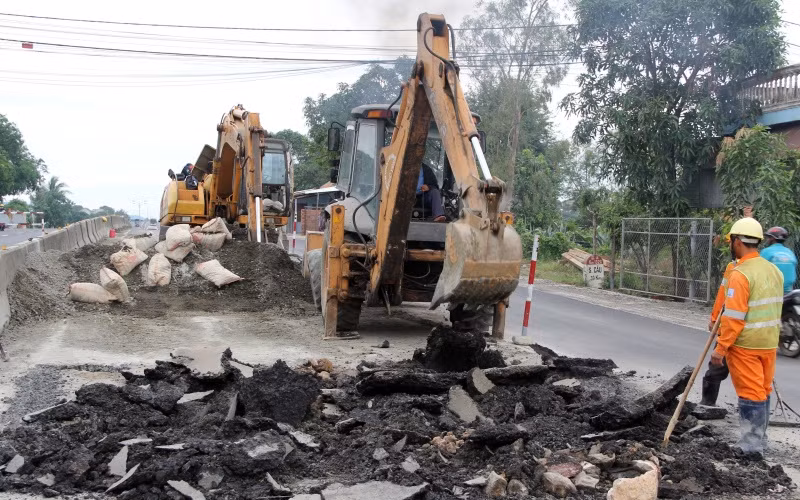 Khắc phục sự cố sạt trượt ta-luy dương tuyến Phú Yên - Gia Lai qua địa bàn các xã miền núi, huyện miền núi Đồng Xuân, tỉnh Phú Yên.