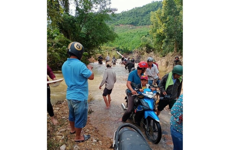 Nhiều tuyến đường liên thôn, xã Phú Mỡ, huyện miền núi Đồng Xuân bị sụt lún, sạt lở nghiêm trọng. IMG_4773-1605666189629.jpg