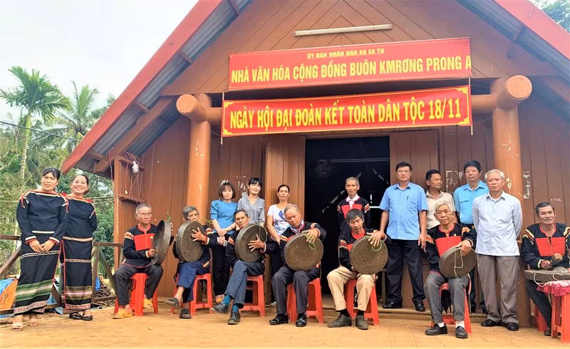 Buôn làng vui Ngày hội lớn -0