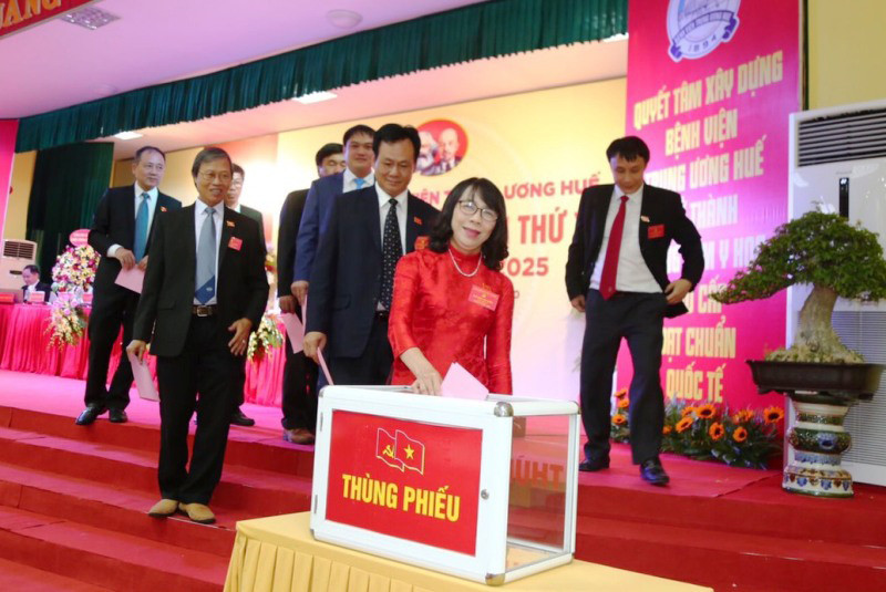 Các đại biểu tiến hành bỏ phiếu bầu ra Ban Chấp hành Đảng bộ khóa XI, nhiệm kỳ 2020-2025 gồm 27 đồng chí. Đại hội thí điểm bầu trực tiếp bí thư đảng bộ cấp trên cơ sở tại Huế thành công -0