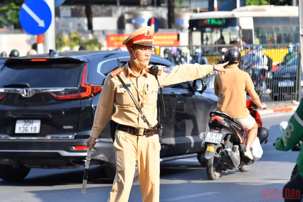 Người dân trở lại Thủ đô sau kỳ nghỉ lễ -6