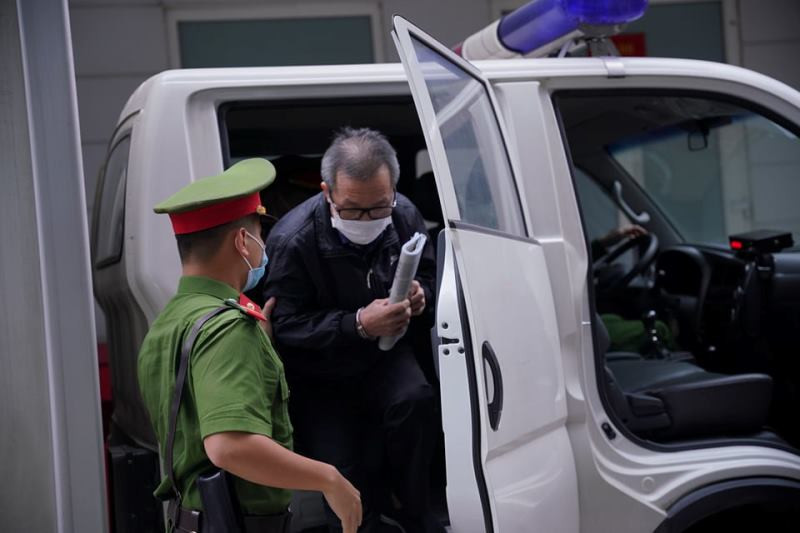 Bị cáo được dẫn giải vào khu vực xét xử. Xét xử vụ thất thoát hàng nghìn tỷ tại ngân hàng BIDV -0