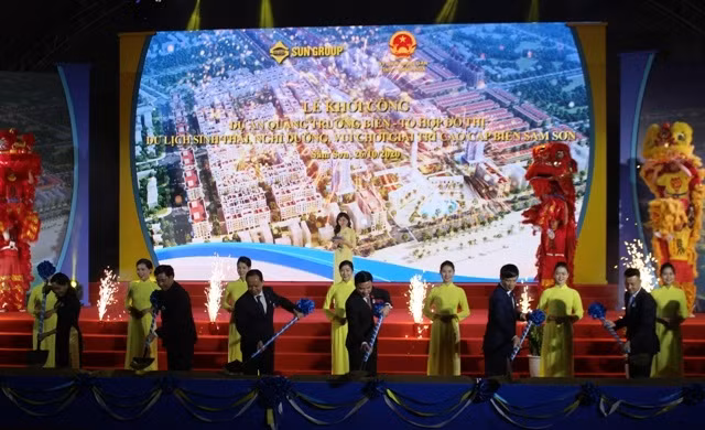 Các đại biểu động thổ khởi công dự án.