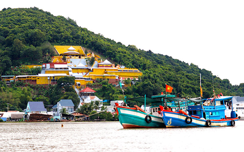 Từ sông Đông Hồ nhìn lên núi Tô Châu. Hai ngày ở xứ biển, đảo Kiên Giang -0