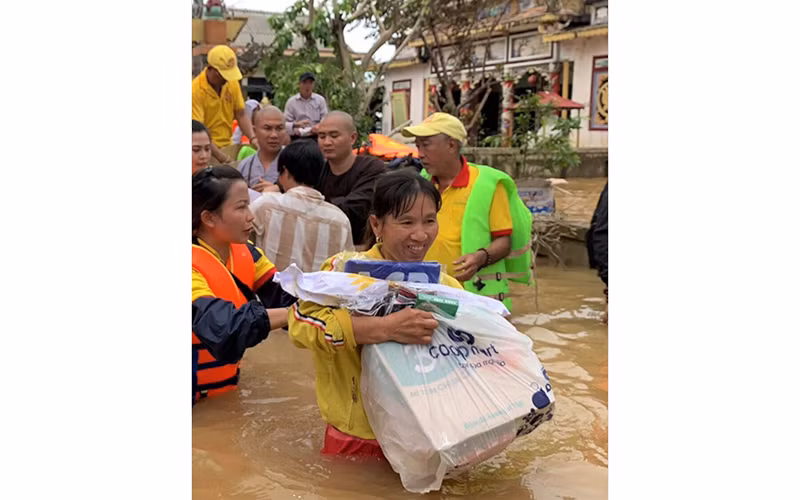 Nhiều đoàn hảo tâm chọn các siêu thị Co.opmart địa phương để đặt hàng hóa cứu trợ.