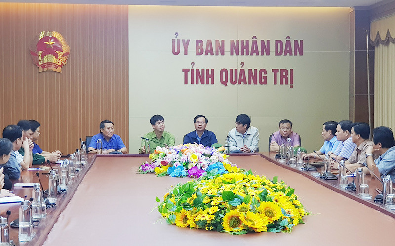 Lãnh đạo Tỉnh ủy, UBND tỉnh Quảng Trị chủ trì cuộc họp khẩn vào hồi 2 giờ 30 phút sáng để bàn phướng án ứng cứu sự cố do lũ lụt gây ra. Sạt lở đất tại Quảng Trị vùi lấp nhiều cán bộ, chiến sĩ: Đã tìm thấy thi thể đầu tiên -0
