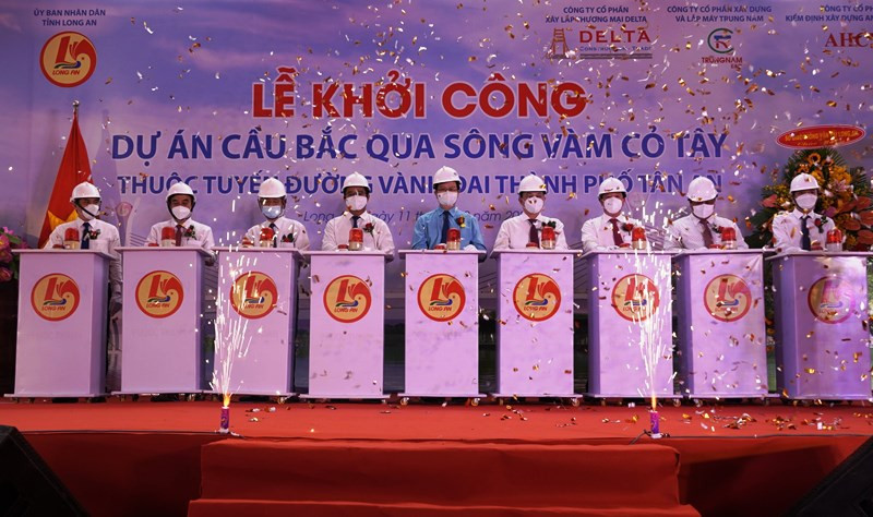 Lễ khởi công dự án cầu bắc qua sông Vàm Cỏ Tây (tỉnh Long An). 