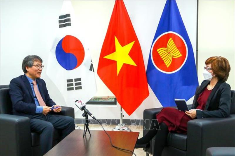 Đại sứ Việt Nam tại Hàn Quốc Nguyễn Vũ Tùng trả lời phỏng vấn của phóng viên TTXVN tại Hàn Quốc. (Ảnh: Anh Nguyên/TTXVN) Quan hệ hợp tác Việt Nam-Hàn Quốc đang hình thành những khuôn khổ mới và toàn diện hơn -0