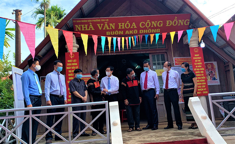 Các đồng chí lãnh đạo tỉnh Đắk Lắk đến dự lễ khai mạc bầu cử tại nhà văn hóa cộng đồng buôn Akô Đhông, phường Tân Lợi, TP Buôn Ma Thuột. Đồng bào các dân tộc Đắk Lắk nô nức trong Ngày hội non sông -0