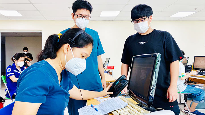 Bên cạnh công việc chuyên môn, bác sĩ Thanh còn lo công tác hậu cần để các tình nguyện viên an tâm cống hiến.