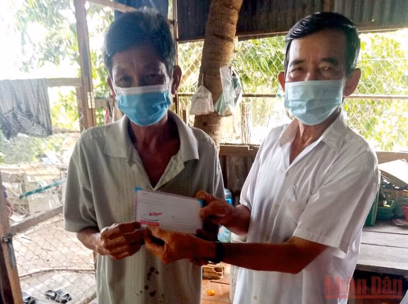 Trao tiền hỗ trợ cho người bán vé số lưu động ở xã Thạnh Qưới, huyện Vĩnh Thạnh, TP Cần Thơ.